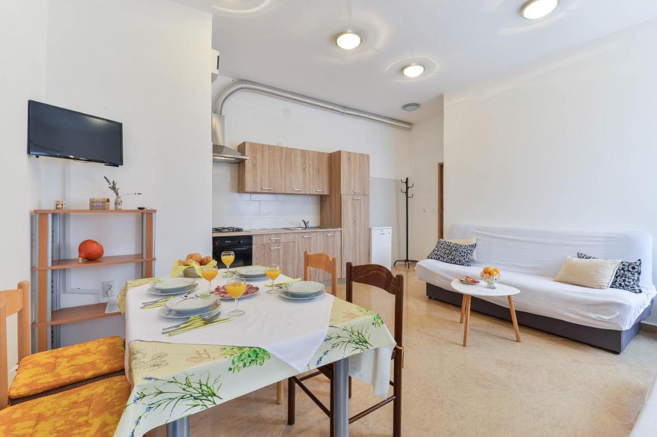 Apartments Lavanda Туран Екстериор снимка